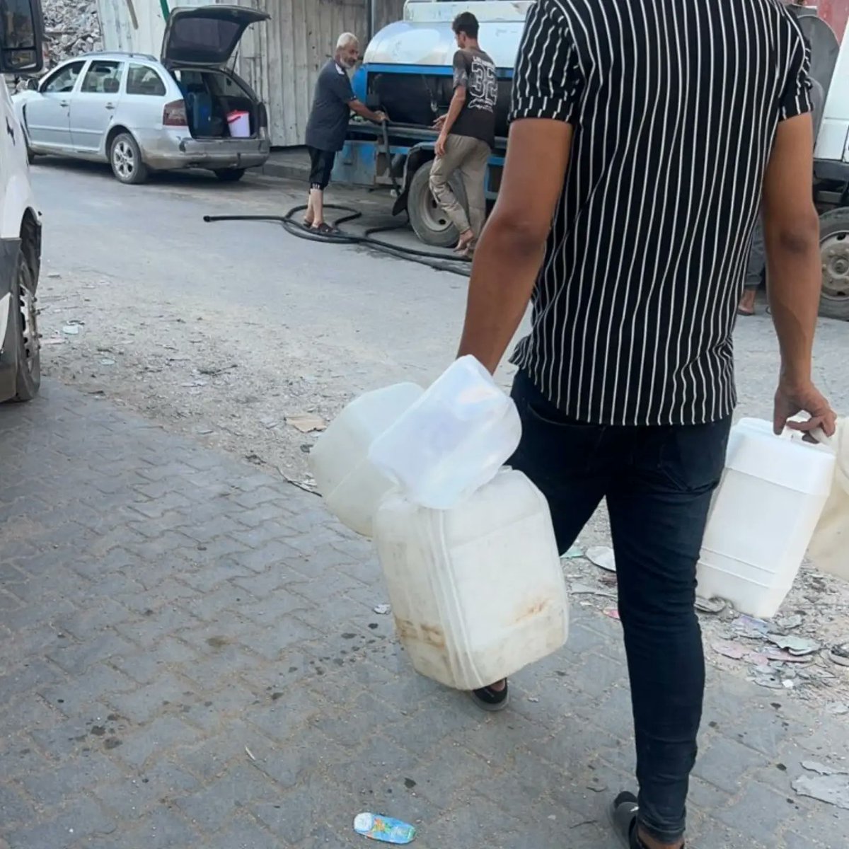leahrobertseeew's tweet photo. We’re facing a water shortage. Today, I walked nearly 16 km to the water truck and waited in an unimaginably long line. Still, we must be there for the shelter and the animals who rely entirely on us to survive. https://t.co/ZmUWQkiiUN