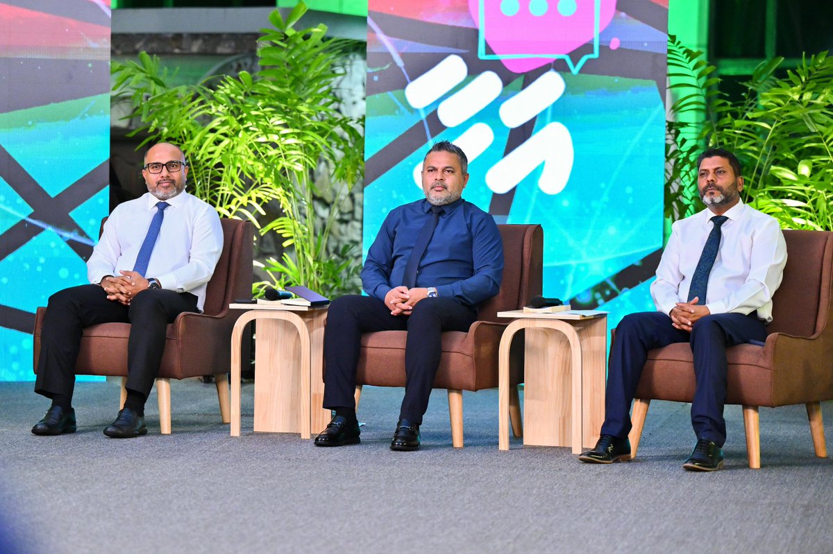 presidencymv's tweet photo. ހާމަކަން ބޮޑު ގޮތެއްގައި ޖަވާބުދާރީވާ ސަރުކާރެއް ހިންގެވުމަށް ރައީސުލްޖުމްހޫރިއްޔާ ވެވަޑައިގެންނެވި ވަޢުދުފުޅުގެ ދަށުން ބާއްވަވަމުން އަންނަ "އަހާ" ފޯރަމްގެ ބައްދަލުވުމެއް މިރޭ ކުރިއަށް ގެންދަވައިފި 
https://t.co/fCZ26sxhu9 https://t.co/pSjur8ihN5