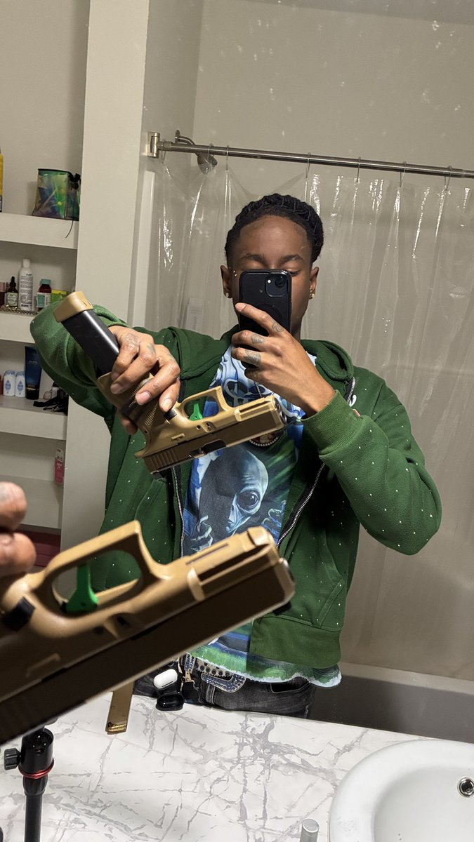 YoBarberGlizz's tweet photo. 🚶🏿‍♂️💔 https://t.co/EojsHqFB6I