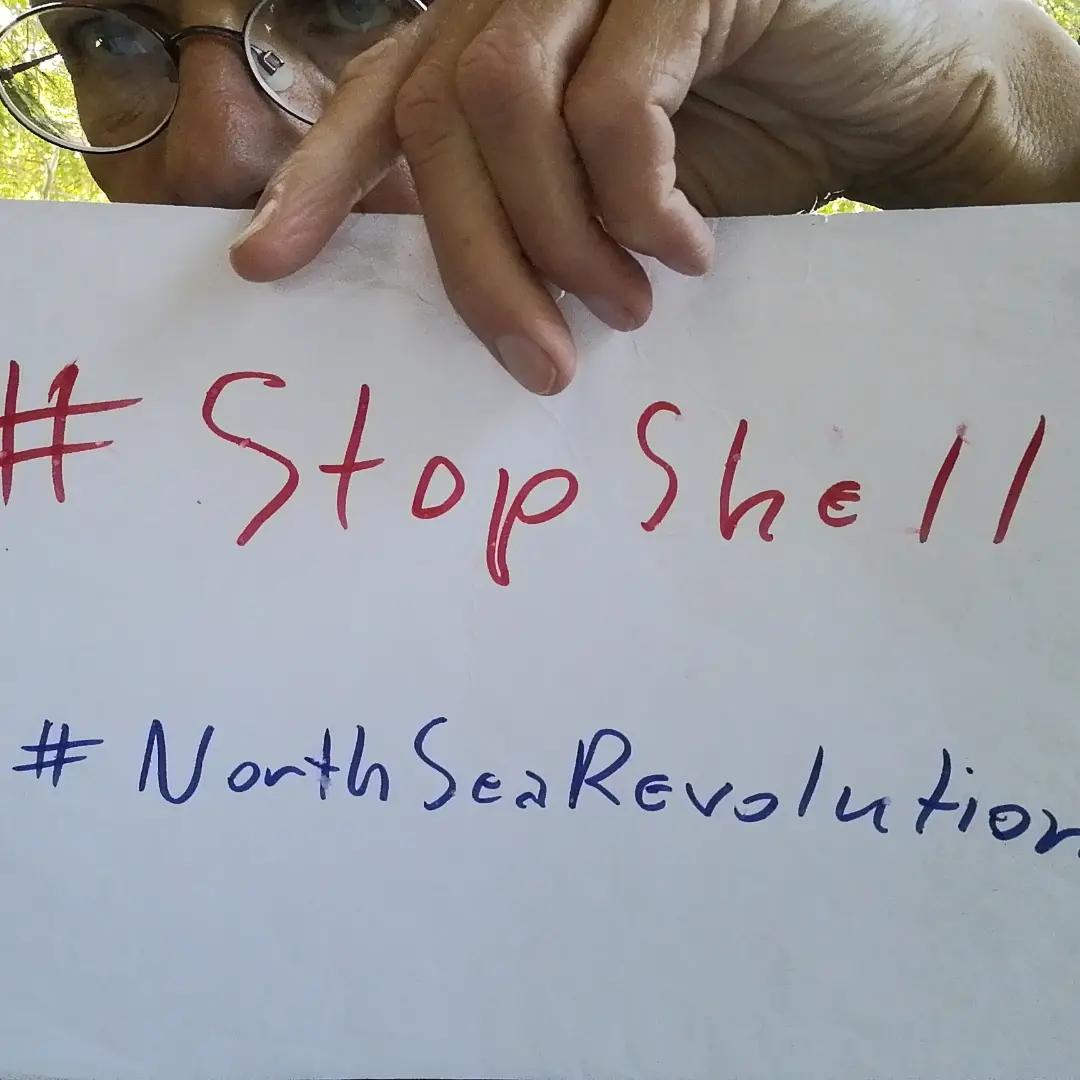 stamberg_e96884's tweet photo. Hi
@KaoHua3 ,
I stand with you to #StopShell!
I nominate every person under this tweet.
It's URGENT:
@shell
plans to leave parts of old oil platform with 11,000 tonnes of oil and toxicwaste in the #NorthSea.
@Greenpeace https://t.co/2FvNaPmZ0T