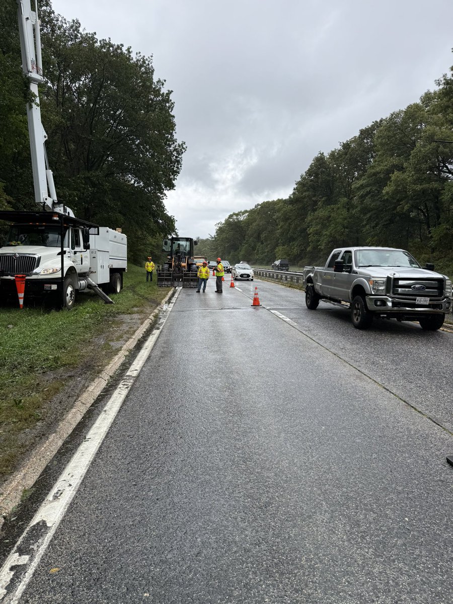 nysdotli's tweet photo. Sunday, Sunday, Sunday! 
We’re still in the nor’easter. Crews were on the Sunken Meadow Parkway clearing more tree debris from the road. https://t.co/jXmdJPB2VT