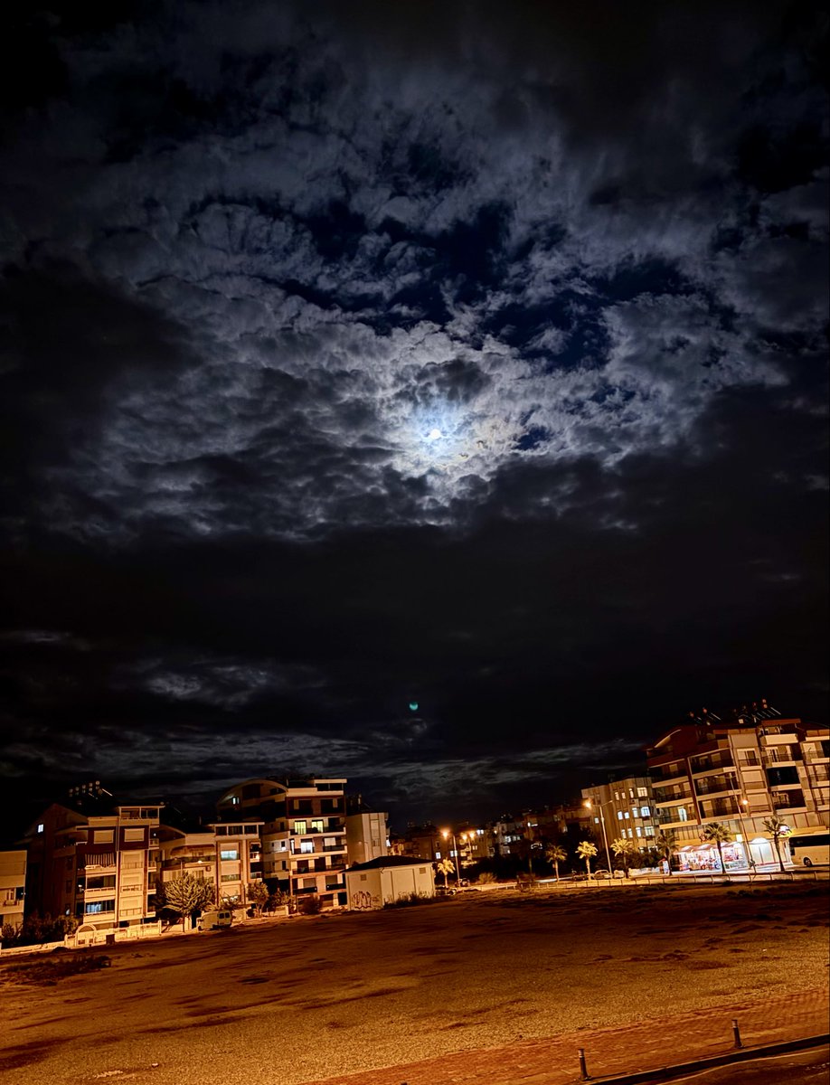 SmmmGulcan's tweet photo. Gökyüzü görüntüleme sevdam❤️Hayırlı geceler🌕😴 https://t.co/hhdCCinmAM