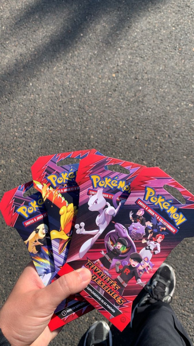 Chriiiis93's tweet photo. Petit plaisir du jour ! Restock a la Fnac 🫰🏼On espère la Mewtwo 👀 https://t.co/pujqcn7e0w