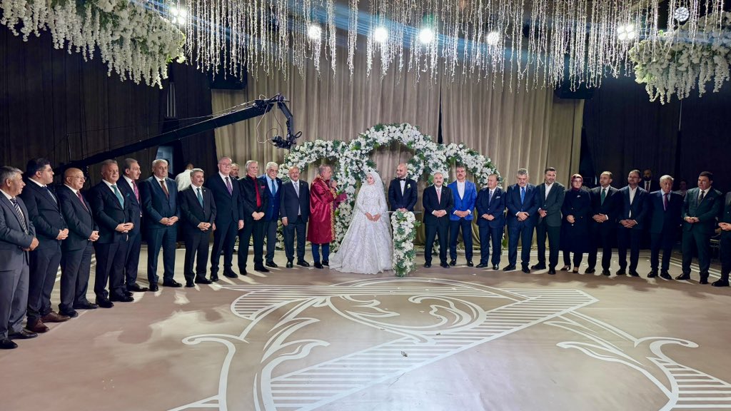 MustafaAlkayis's tweet photo. Zeynep ve Oğuzhan çiftimizin nikâh ve düğün törenlerine katılarak mutluluklarına şahitlik ettik. 

Bu güzel birlikteliğin Hak­sever ve Özger aileleri için de hayırlı olmasını temenni ediyorum. Zeynep ve Oğuzhan kardeşimize bir ömür boyu mutluluklar diliyorum. 💍 https://t.co/f5hfyieI6I