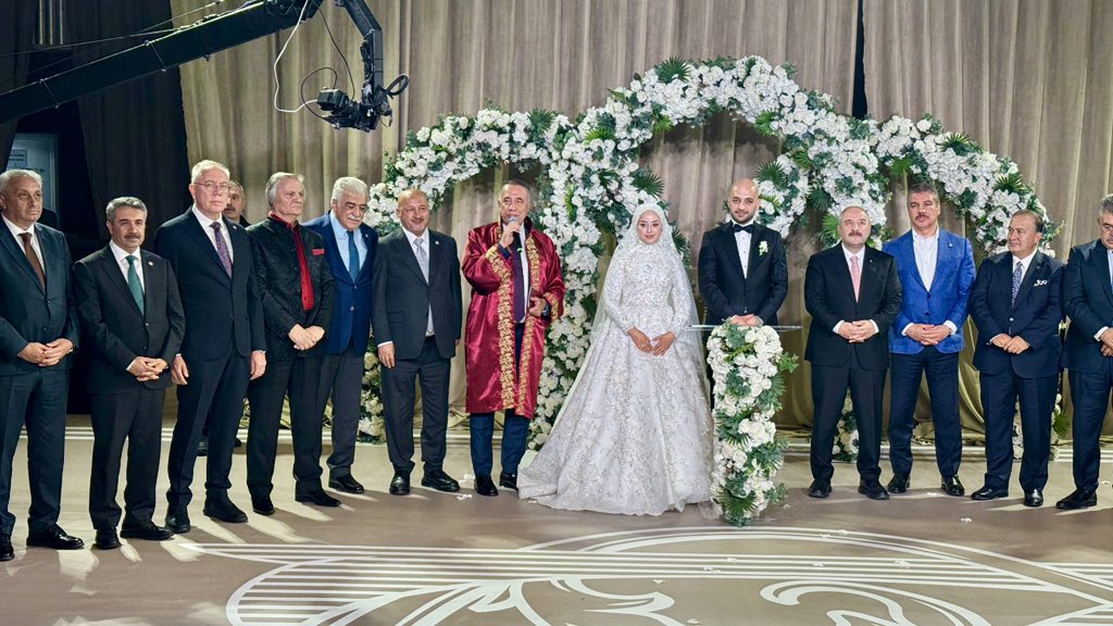 MustafaAlkayis's tweet photo. Zeynep ve Oğuzhan çiftimizin nikâh ve düğün törenlerine katılarak mutluluklarına şahitlik ettik. 

Bu güzel birlikteliğin Hak­sever ve Özger aileleri için de hayırlı olmasını temenni ediyorum. Zeynep ve Oğuzhan kardeşimize bir ömür boyu mutluluklar diliyorum. 💍 https://t.co/f5hfyieI6I