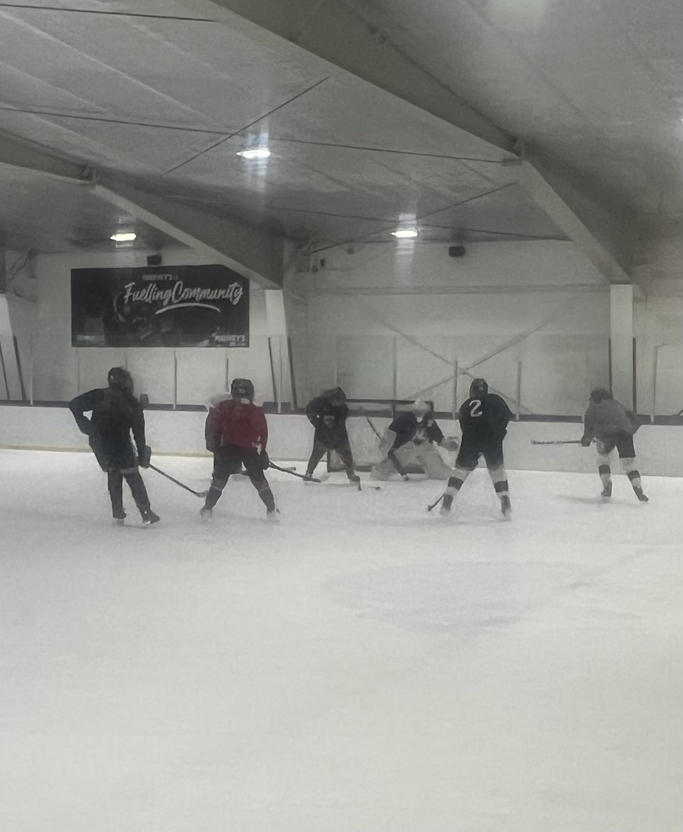 U18AAAEIB's tweet photo. First couple of practices in the book. Shaping up to be a great season! #breaktheice #letsgogirls https://t.co/XymJzXhxnh