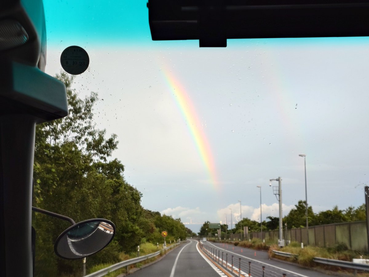 Blaze_Blade's tweet photo. 大分GODO感謝祭からの帰り、雨が止んで空に虹が架かりました。バスの中だったので撮れる角度とか限界があって分かりづらいですが、二重の大きな虹でした。
飛行機の帰りの便に丁度いい時間のホーバークラフトが欠航だったので、また来たらそちらも乗りたいです。
#ノエルと大分どーん https://t.co/8IfQHeU9lg