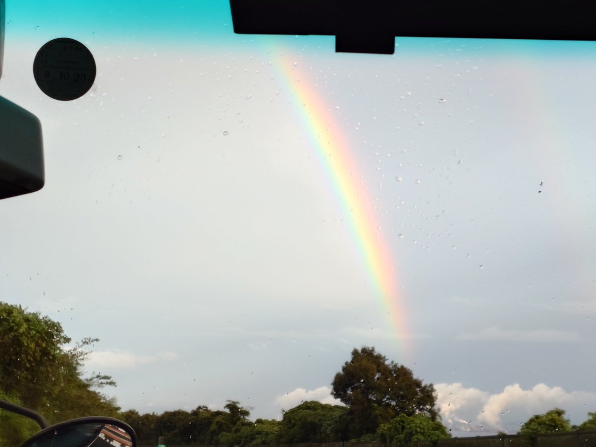 Blaze_Blade's tweet photo. 大分GODO感謝祭からの帰り、雨が止んで空に虹が架かりました。バスの中だったので撮れる角度とか限界があって分かりづらいですが、二重の大きな虹でした。
飛行機の帰りの便に丁度いい時間のホーバークラフトが欠航だったので、また来たらそちらも乗りたいです。
#ノエルと大分どーん https://t.co/8IfQHeU9lg