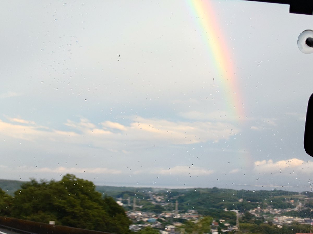 Blaze_Blade's tweet photo. 大分GODO感謝祭からの帰り、雨が止んで空に虹が架かりました。バスの中だったので撮れる角度とか限界があって分かりづらいですが、二重の大きな虹でした。
飛行機の帰りの便に丁度いい時間のホーバークラフトが欠航だったので、また来たらそちらも乗りたいです。
#ノエルと大分どーん https://t.co/8IfQHeU9lg