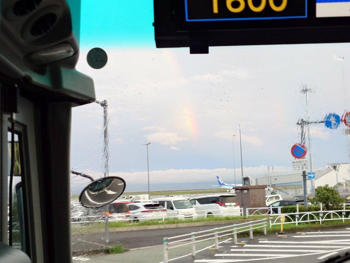 Blaze_Blade's tweet photo. 大分GODO感謝祭からの帰り、雨が止んで空に虹が架かりました。バスの中だったので撮れる角度とか限界があって分かりづらいですが、二重の大きな虹でした。
飛行機の帰りの便に丁度いい時間のホーバークラフトが欠航だったので、また来たらそちらも乗りたいです。
#ノエルと大分どーん https://t.co/8IfQHeU9lg