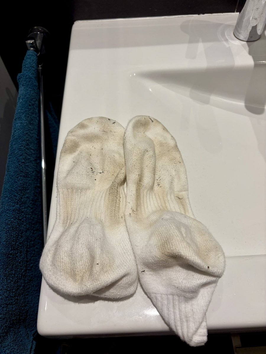 CashmasterLuuk's tweet photo. My socks turned in 2 days from white to yellow. All sweat😈 Who is gonna buy the masters socks?😈😈 

#findom https://t.co/pPEpuZIUNn