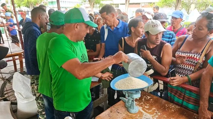 YanetsyTerry's tweet photo. En #ProvinciaGranma Feria Integral celebrando el advenimiento del 66 aniversario de los #CDR. #MiBarrioConFidel. @PartidoPCC @AsambleaCuba @PresidenciaCuba @GobiernoCuba @GobiernoGranma @BarceloOrt92635 @InesMChapman @EduardoLopezL65 https://t.co/YfiVE90wDw