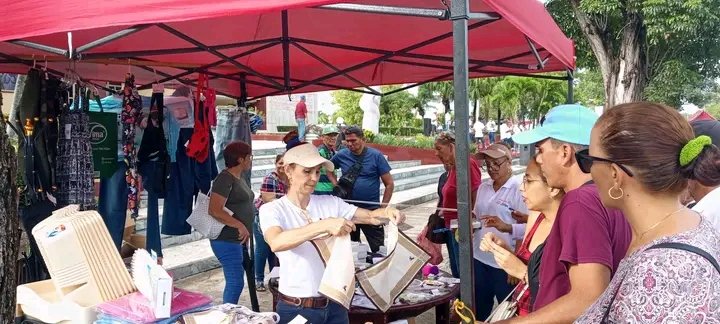 YanetsyTerry's tweet photo. En #ProvinciaGranma Feria Integral celebrando el advenimiento del 66 aniversario de los #CDR. #MiBarrioConFidel. @PartidoPCC @AsambleaCuba @PresidenciaCuba @GobiernoCuba @GobiernoGranma @BarceloOrt92635 @InesMChapman @EduardoLopezL65 https://t.co/YfiVE90wDw