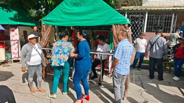 YanetsyTerry's tweet photo. En #ProvinciaGranma Feria Integral celebrando el advenimiento del 66 aniversario de los #CDR. #MiBarrioConFidel. @PartidoPCC @AsambleaCuba @PresidenciaCuba @GobiernoCuba @GobiernoGranma @BarceloOrt92635 @InesMChapman @EduardoLopezL65 https://t.co/YfiVE90wDw