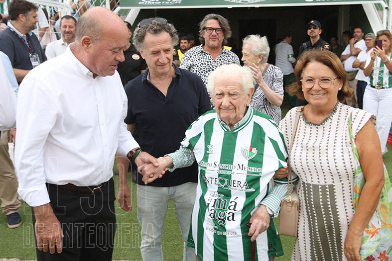 ElSoldAntequera's tweet photo. 🟢⚪️📰 #Antequera #Fútbol ⚽️ #PrimeraRFEF
👉 Destiny y Zarzana dan la victoria al Antequera por 2 a 0 ante el Real Jaén. Homenaje previo al aficionado centenario Pepín Herrera. @AntequeraCF 
⤵️ Toda la crónica: https://t.co/xPCHeY6SRV https://t.co/6p83EWGUwU