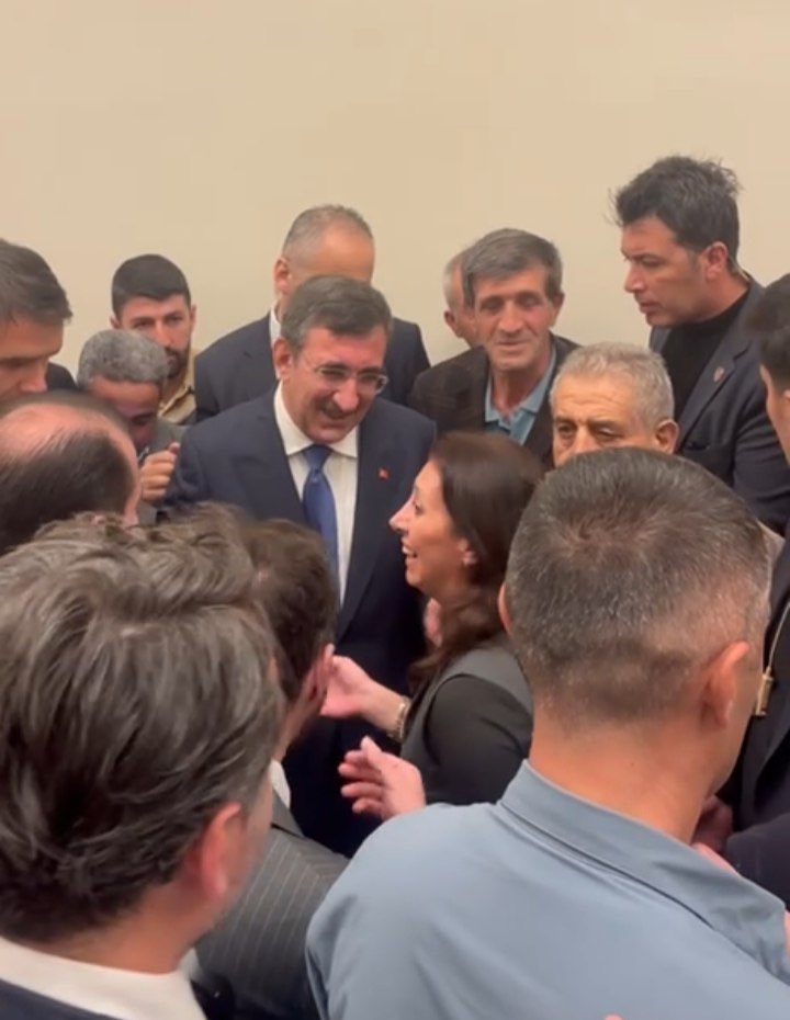 EmadDernegi's tweet photo. 📢 SAYIN CEVDET YILMAZ’A TEŞEKKÜRLERİMİZLE

@Akparti
@RTErdogan
@_cevdetyilmaz

Emeklilikte Adalet Derneği Yönetim Kurulumuz olarak, sahada Cumhurbaşkanı Yardımcımız Sayın Cevdet Yılmaz ile bir araya gelme fırsatı bulduk.

Gerçekleştirdiğimiz görüşmede, Genel Başkanımız Sayın Mihriban Uğurlu’nun selamlarını Sayın Yılmaz’a ileterek, kendisinden görüşme talebimiz ve randevu beklentimiz olduğunu ifade ettik.

Kademeli emeklilik beklentimizi anlatarak, yaklaşık 4,5 milyon vatandaşımızın yaşadığı mağduriyetin daha fazla ertelenmemesi gerektiğini vurguladık.

Dosyamızı danışmanına teslim ederek, talebimizin ve yaşanan mağduriyetin ilgili merciler nezdinde değerlendirilmesini istedik.

Sayın Cevdet Yılmaz'a ilgi ve nezaketi için teşekkür ederiz.

Emeklilikte Adalet Derneği

@Akparti @RTErdogan @isikhanvedat @mehmedmus @mustafaelitas @oerdem42 @Nilgun_OK @resulkurt34 @haltinsoy68 @orhanyegin @ahmetkilic16 @ejderacikkapi @yasarkirkpinarr @NecmettinErkan_  @GulsoySeydi   @ertugkocacik @AvukatErsanAksu @ismailgunes64 @suleymansahan66 @hby34 @arzusilingunydn @haruncelik1985 @mehmetumur_ @malikaldirim @AyanNilhan @profdrorhanates @sumeyyeesenyel @zeynepyildiztr @mvnazimelmas @busrapaker @sebnembursali @selvacam @abuyukgumus @muammerravci

@EmadDernegi
#KademeliEmeklilik 
#KademeBizimHakkımız