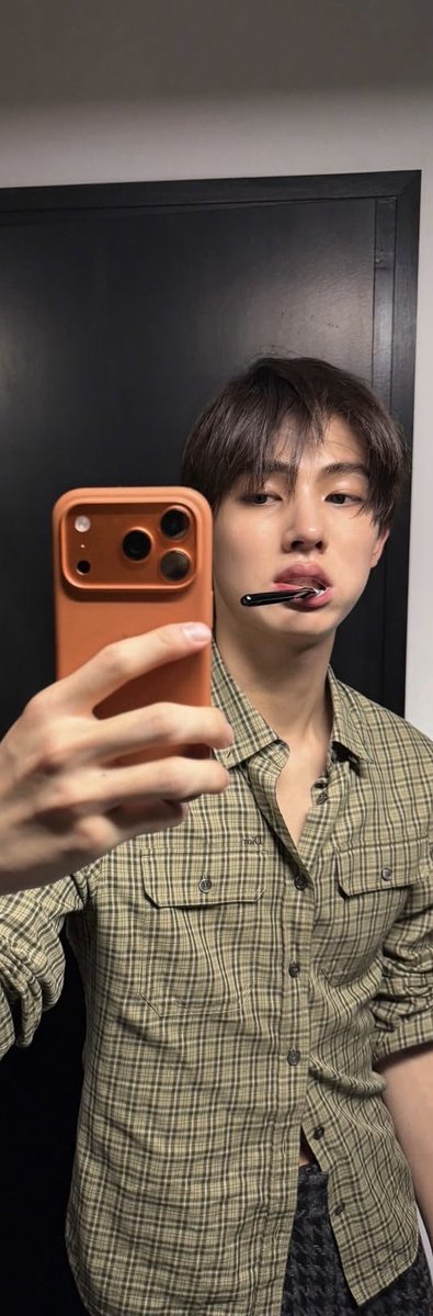 fawneom's tweet photo. thinking about his mirror selcas https://t.co/GaIlOeMgB3