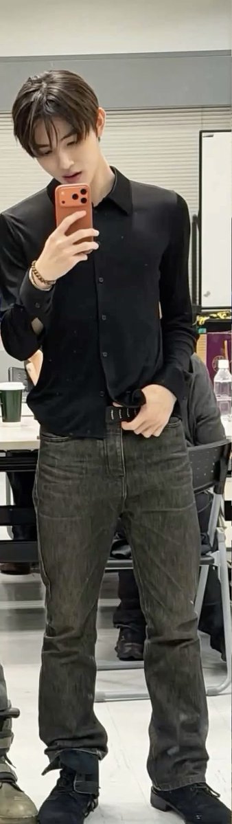 fawneom's tweet photo. thinking about his mirror selcas https://t.co/GaIlOeMgB3