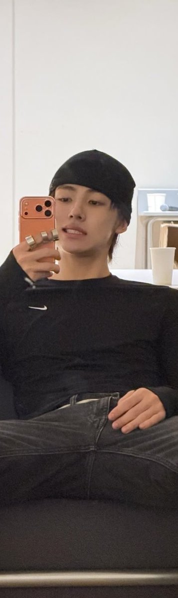 fawneom's tweet photo. thinking about his mirror selcas https://t.co/GaIlOeMgB3
