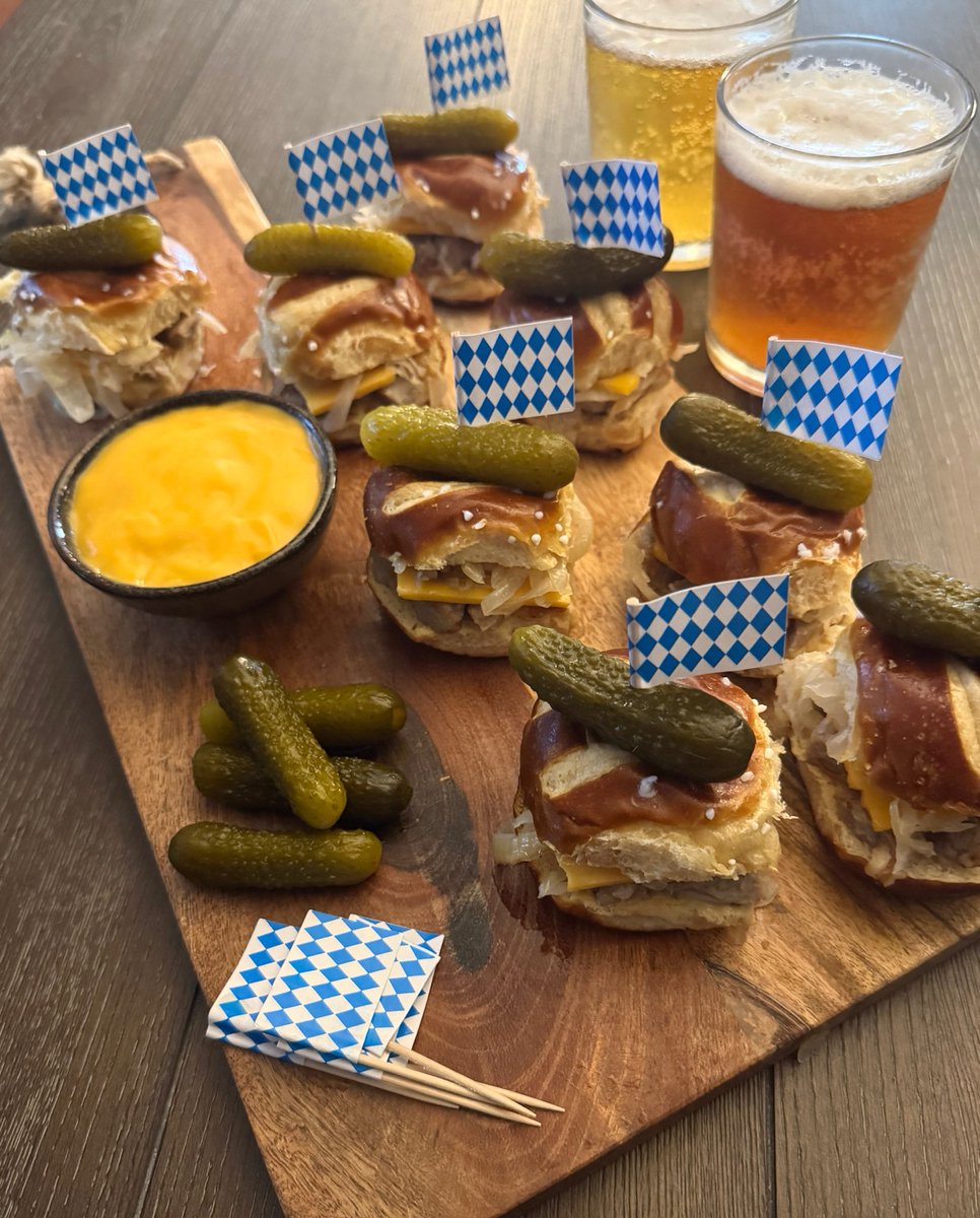 TinaMartino7's tweet photo. These bratwurst sliders are sure to please any Oktoberfest crowd! 🥨🍻 #oktoberfest #bratwurst #sliders #prost #cheers https://t.co/8Ygo9dLvdt