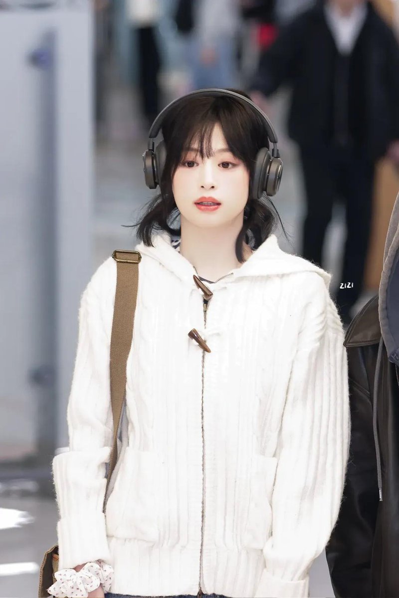 ahyeonpicture's tweet photo. she’s so campus crush coded ㅤ https://t.co/PHX3fRqzNN