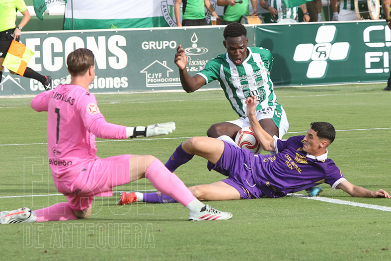 ElSoldAntequera's tweet photo. 🟢⚪️📰 #Antequera #Fútbol ⚽️ #PrimeraRFEF
👉 Destiny y Zarzana dan la victoria al Antequera por 2 a 0 ante el Real Jaén. Homenaje previo al aficionado centenario Pepín Herrera. @AntequeraCF 
⤵️ Toda la crónica: https://t.co/xPCHeY6SRV https://t.co/6p83EWGUwU