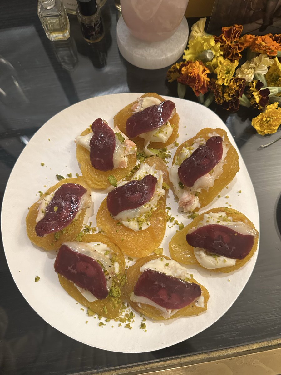 dckry's tweet photo. hors d’oeuvres à la sha’tina

dried pear with taleggio, roasted bronte pistachio and duck prosciutto.

washed down with a caramelized pear libation.

plays “i too am wanting” by Syreeta https://t.co/AFoOICxJET