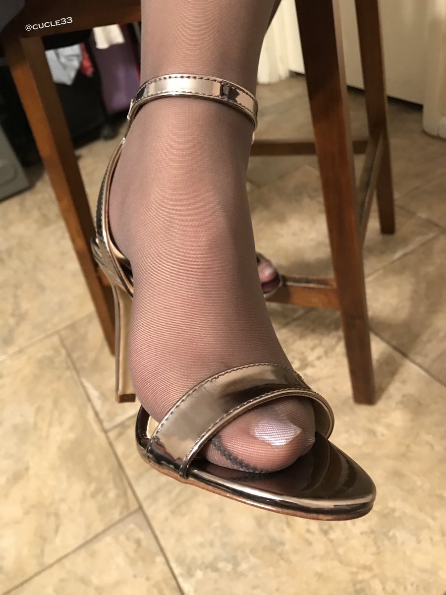 cucle33's tweet photo. My toes peek through these sheer grey pantyhose in these strap sandal heels so nicely, don't you think? I'm wishing everyone a wonderful Sunday! I hope you all get the opportunity to see your fill of pantyhose wearing beauties today.

https://t.co/Sy02Xb19oU

#GreyPantyhose #pantymedias #collants #HosieryEnthusiast #PantyhoseEnthusiast