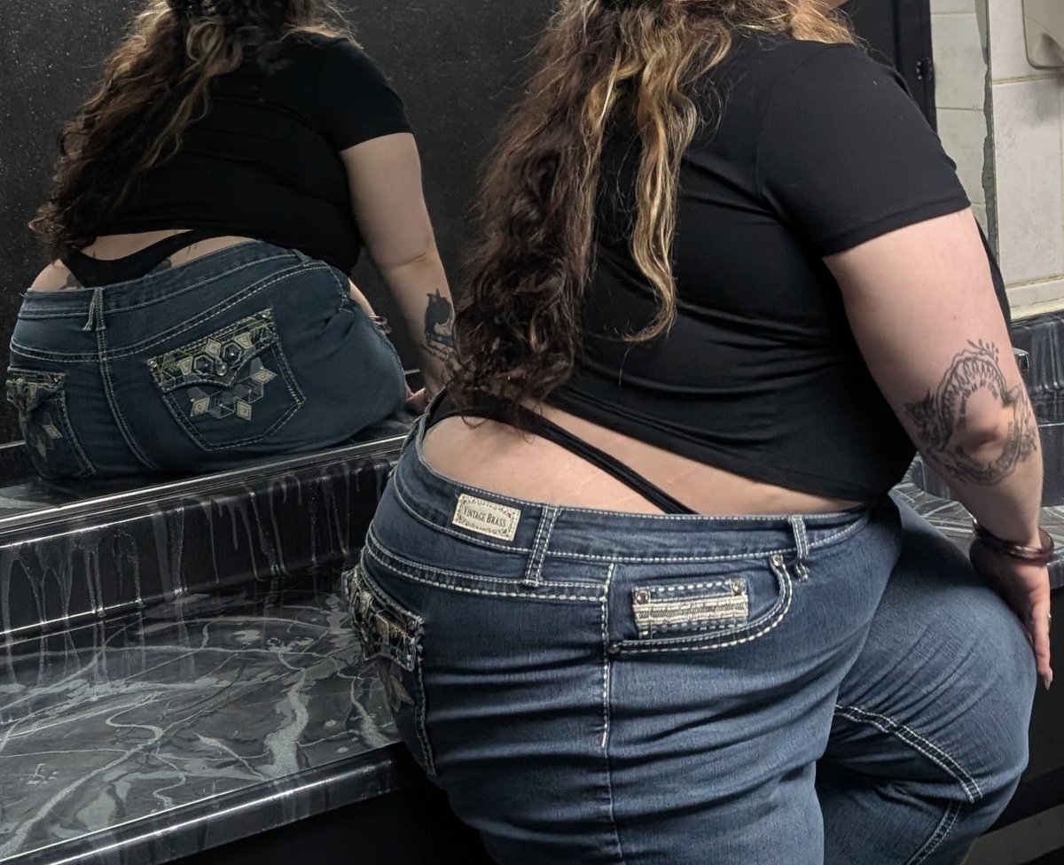 ViVixenthencri's tweet photo. Peek-a-boo 🍑
#nsfwtwtًًًٌٌٍِّ  #thicc #thong #bbwbabe https://t.co/uFcY03PE31