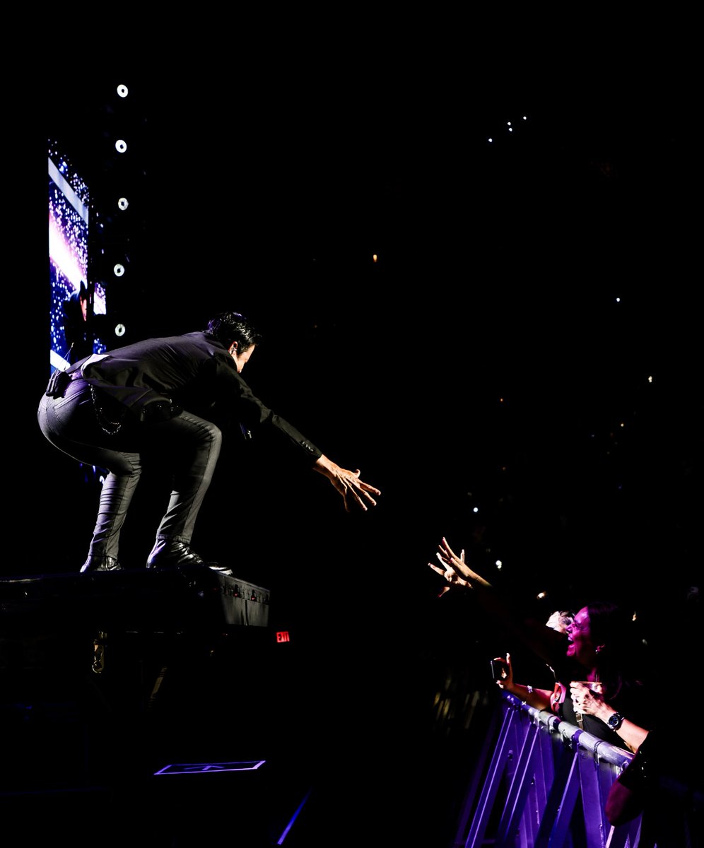 CHAYANNEMUSIC's tweet photo. Una cosa es subir al escenario y otra muy distinta encontrarse con un público como ustedes. Gracias, Houston. 🥰 Seguimos hoy en San Antonio 🕺🏻 Esssoo!!! https://t.co/pPMSK6AWWa