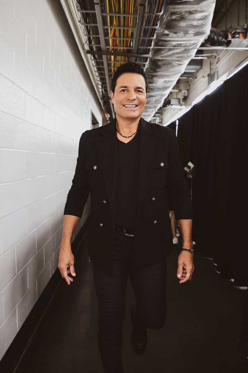 CHAYANNEMUSIC's tweet photo. Una cosa es subir al escenario y otra muy distinta encontrarse con un público como ustedes. Gracias, Houston. 🥰 Seguimos hoy en San Antonio 🕺🏻 Esssoo!!! https://t.co/pPMSK6AWWa