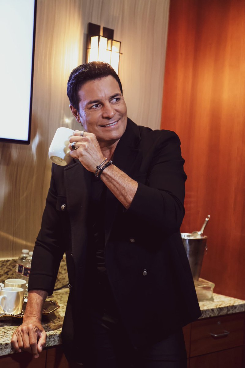 CHAYANNEMUSIC's tweet photo. Una cosa es subir al escenario y otra muy distinta encontrarse con un público como ustedes. Gracias, Houston. 🥰 Seguimos hoy en San Antonio 🕺🏻 Esssoo!!! https://t.co/pPMSK6AWWa