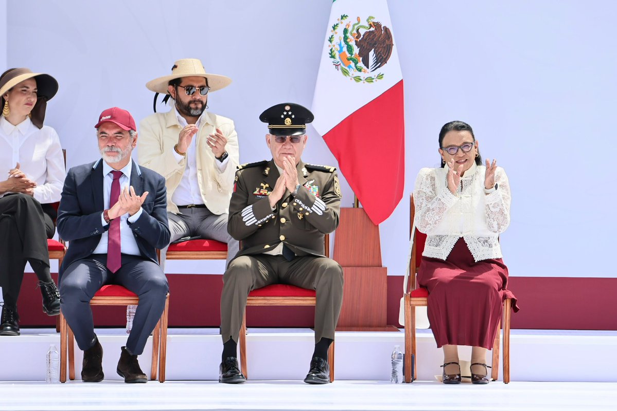 rosaicela_'s tweet photo. Todo un honor acompañar a la Presidenta @Claudiashein, junto con mis compañeros del gabinete del @GobiernoMX, en la culminación de la gira #HonestidadYResultados. 🇲🇽👏🏽👏🏽 https://t.co/WNiVOshzEe