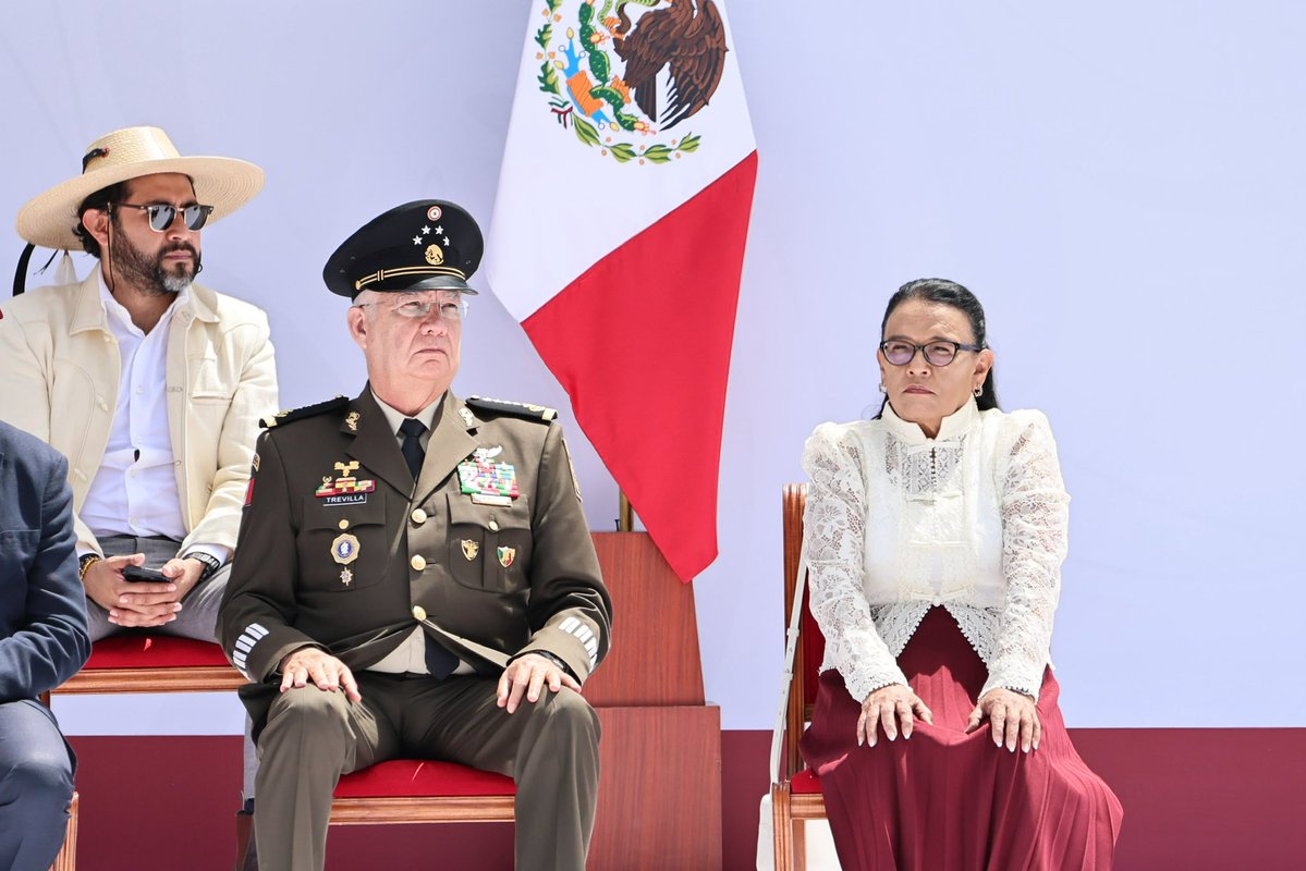 rosaicela_'s tweet photo. Todo un honor acompañar a la Presidenta @Claudiashein, junto con mis compañeros del gabinete del @GobiernoMX, en la culminación de la gira #HonestidadYResultados. 🇲🇽👏🏽👏🏽 https://t.co/WNiVOshzEe