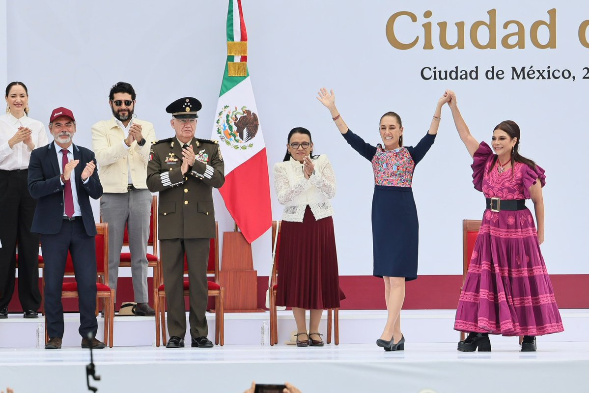 rosaicela_'s tweet photo. Todo un honor acompañar a la Presidenta @Claudiashein, junto con mis compañeros del gabinete del @GobiernoMX, en la culminación de la gira #HonestidadYResultados. 🇲🇽👏🏽👏🏽 https://t.co/WNiVOshzEe