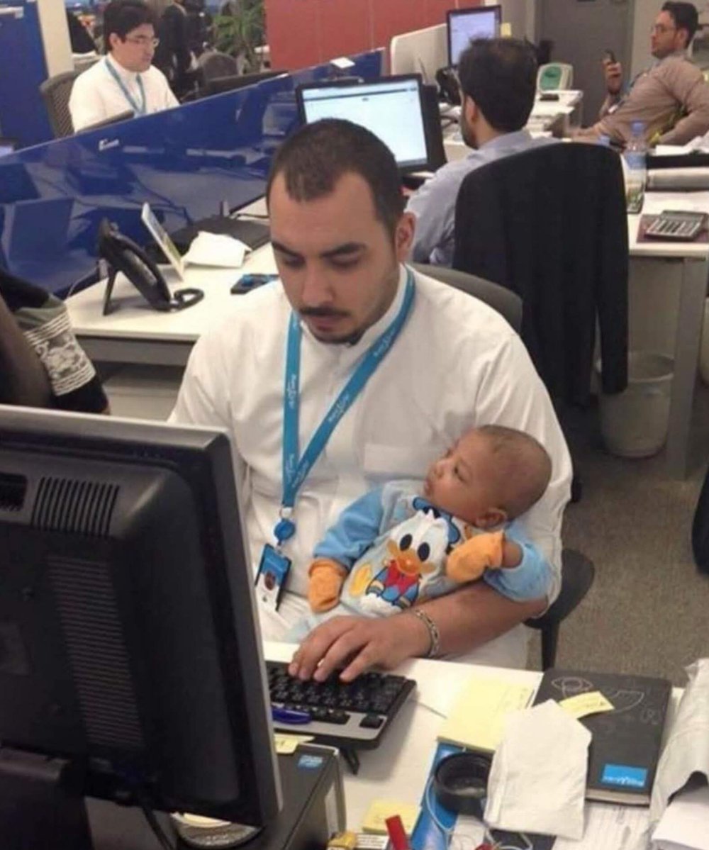ScreenMix's tweet photo. يعمل هذا الرجل وزوجته في نفس المكان وخلال دوامهما نشر صورة له وهو يعتني بطفله..

لكن بدل أن يُقدَّر موقفه انهالت عليه التعليقات الـ.ـجـارحة والإنتقادات القاسية ونعته البعض بـ"الخروف". 

ليرد قائلاً: 

"ذلك إبني كما هو إبنها والحياة تقوم على التعاون ويشرّفني أن أكون خروفاً من أجل إبني وزوجتي". 🤍