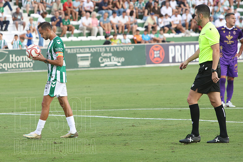 ElSoldAntequera's tweet photo. 🟢⚪️📰 #Antequera #Fútbol ⚽️ #PrimeraRFEF
👉 Destiny y Zarzana dan la victoria al Antequera por 2 a 0 ante el Real Jaén. Homenaje previo al aficionado centenario Pepín Herrera. @AntequeraCF 
⤵️ Toda la crónica: https://t.co/xPCHeY6SRV https://t.co/6p83EWGUwU