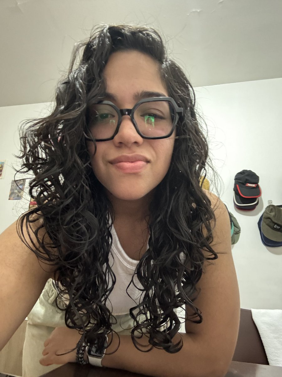 Anacarolinatz's tweet photo. Ayer con esta foto me di cuenta que nunca antes tuve esa curva en el tricep.

No todo es hacer piernas como un demente. https://t.co/awrcLhq6BB