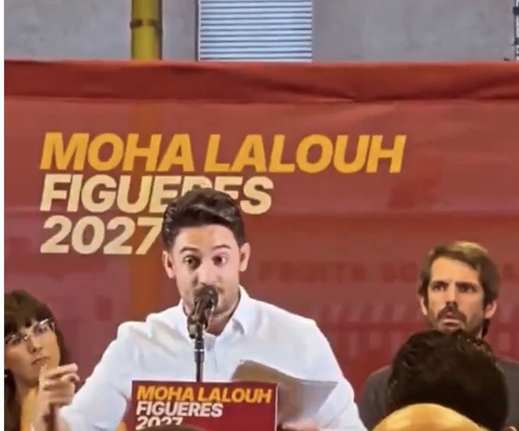 SeniorManager's tweet photo. Ya hay un Mohamed que habla catalán presentándose a alcalde de Figueres.

No es una anécdota, es el tráiler. Y cuando llegue la película, tú ya no serás el protagonista, sino un personaje que desaparece y es echado de su tierra al final del largometraje.

Primero te dicen que es «diversidad», luego que es «enriquecimiento» y mientras no haces nada por detener la situación y sigues preocupándote por la siguiente Maricarmen que el gobierno te ponga para distraerte. Te enteras que sus camaradas tienen derecho a votar y ¡zas! Ya tienes al Moha de alcalde, como en NY.

Así que cuando el censo ya no se parezca al pueblo de toda la vida y sea una copia del Magreb o de «Indiakistan», empezarás a pensar que tal vez hubiera sido mejor votar a quienes nunca hubiesen permitido esto.

Y cuando ya no haya vuelta atrás y no puedas decidir nada, cuando ya no hablen en catalán (ni en castellano). También pensarás que no era tan importante que te llamasen «facha» o «racista» cuando querías que los reemigrasen y no dijiste nada.

Porque si no haces nada ahora que puedes, estarás contribuyendo a darles papeles, megáfono y votos. 

Y ellos nunca te devolverán el favor, porque su única misión es convertir Europa en un estercolero, igual que el estercolero desde el que vinieron. Y cuando cada calle huela a estiércol, los políticos que firmaron el experimento de «integración» no estarán en España. 

Estarán en Waterloo (si es que no se ha convertido también en estercolero), en Dominicana o en Venezuela viviendo del dinero de tus impuestos.

Y no sé qué harás tú o tus hijos y nietos, pero ten por seguro que te van a sustituir con su gente, con nuevos partidos políticos exclusivos para su gente y te quedarás con la misma cara de tonto de quienes creyeron que el voto no tiene consecuencias.

Europa no se está perdiendo en una batalla. Se pierde con cada patera, con cada ilegal que entra… Se pierde cada día con la ignorancia, la ingenuidad y las malas decisiones de los nietos de los que construyeron Europa y por eso, falta muy poco para que tengan que pedir permiso para seguir viviendo aquí.
