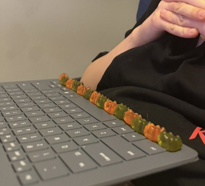 pihanek's tweet photo. @jezsamobojca Najlepsze pomarańczowe i zielone, ja wczoraj taką wystawkę miałam do serialu https://t.co/JHvfU1dXaA