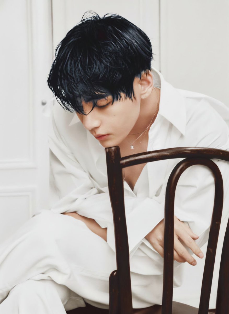 fakimoon's tweet photo. taehyung in white🫦 https://t.co/1I0mYT2Qxy