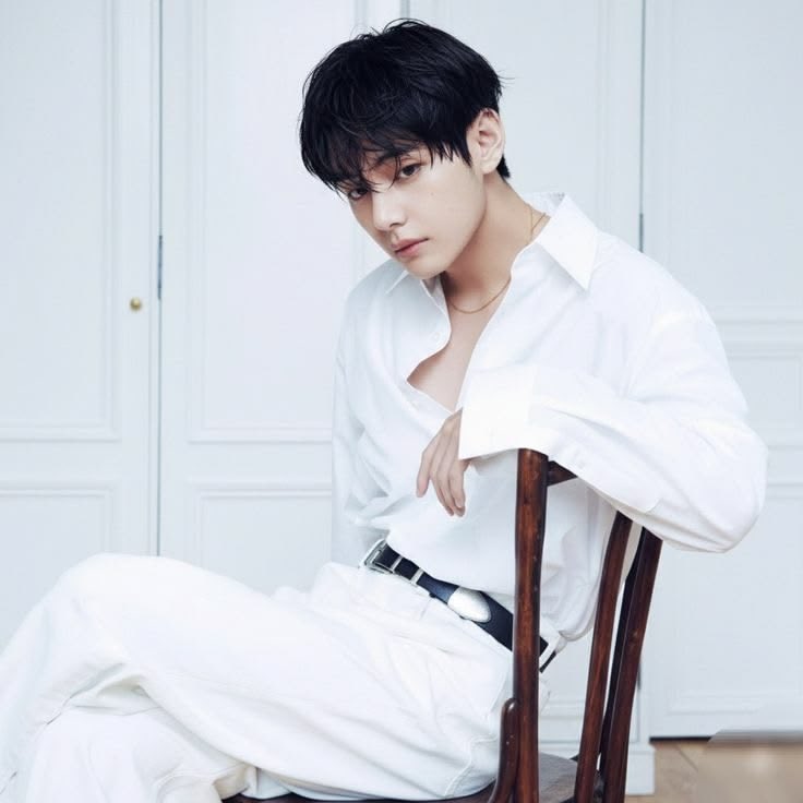 fakimoon's tweet photo. taehyung in white🫦 https://t.co/1I0mYT2Qxy