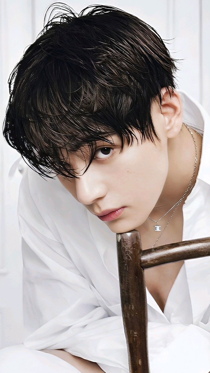 fakimoon's tweet photo. taehyung in white🫦 https://t.co/1I0mYT2Qxy