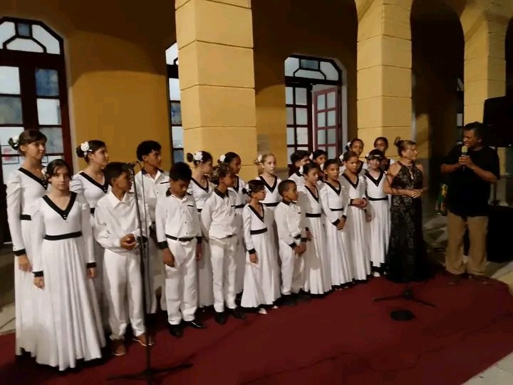 YanetsyTerry's tweet photo. Noche Bayamesa celebrando los 43 años de nuestro Coro Ismaelillo, orgullo de #ProvinciaGranma. Muchísimas Felicidades! @PartidoPCC @AsambleaCuba @PresidenciaCuba @GobiernoCuba @GobiernoGranma @BarceloOrt92635 @InesMChapman @EduardoLopezL65 https://t.co/uPc5F7TaiS