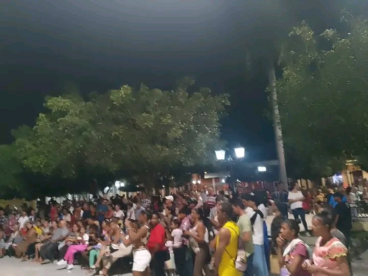 YanetsyTerry's tweet photo. Noche Bayamesa celebrando los 43 años de nuestro Coro Ismaelillo, orgullo de #ProvinciaGranma. Muchísimas Felicidades! @PartidoPCC @AsambleaCuba @PresidenciaCuba @GobiernoCuba @GobiernoGranma @BarceloOrt92635 @InesMChapman @EduardoLopezL65 https://t.co/uPc5F7TaiS