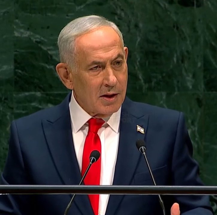dailyislamist's tweet photo. 🗣️ Yazar Taha Kılınç:

“BM Genel Kurulu'nda Netanyahu kürsüye çıktığında çok sayıda ülke temsilcisinin salonu terk etmesini izlerken şu soruyu sormadan edemedim doğrusu: 

Gösterilen tepki Filistin'deki İsrail işgaline mi, yoksa sadece doğrudan doğruya Netanyahu'nun şahsına mı?

Uluslararası arenada şöyle bir hazırlık da açık bir şekilde görülüyor: Bütün suçu Netanyahu'ya yıkıp işin içinden çıkıvermek. 

Hatta, seçimleri kaybedeceği artık netleşen Netanyahu'yu yargılayıp hapse bile tıkabilirler.

Netanyahu'yu tukaka edip ve ettirip, onun yerine gelecek yeni katillerle iş tutmaya devam edecekler. 

Bu basit ve gülünç tuzağa düşmemeli”