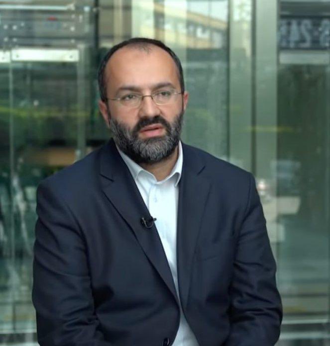 dailyislamist's tweet photo. 🗣️ Yazar Taha Kılınç:

“BM Genel Kurulu'nda Netanyahu kürsüye çıktığında çok sayıda ülke temsilcisinin salonu terk etmesini izlerken şu soruyu sormadan edemedim doğrusu: 

Gösterilen tepki Filistin'deki İsrail işgaline mi, yoksa sadece doğrudan doğruya Netanyahu'nun şahsına mı?

Uluslararası arenada şöyle bir hazırlık da açık bir şekilde görülüyor: Bütün suçu Netanyahu'ya yıkıp işin içinden çıkıvermek. 

Hatta, seçimleri kaybedeceği artık netleşen Netanyahu'yu yargılayıp hapse bile tıkabilirler.

Netanyahu'yu tukaka edip ve ettirip, onun yerine gelecek yeni katillerle iş tutmaya devam edecekler. 

Bu basit ve gülünç tuzağa düşmemeli”