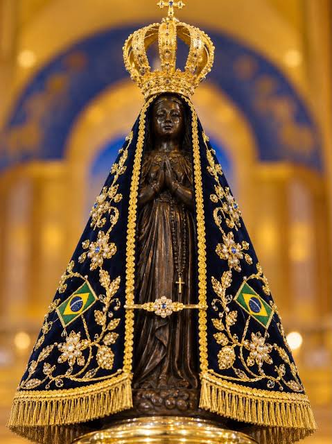roberta_bastoss's tweet photo. Sou ateia e não tenho nenhuma fé religiosa. Mas, justamente por respeitar a liberdade religiosa, discordo da ideia do Flávio Bolsonaro de retirar Nossa Senhora Aparecida da condição de Padroeira do Brasil.

Nossa Senhora Aparecida é a padroeira do Brasil para milhões de católicos e representa uma tradição profundamente enraizada na história e na cultura do país. Não é preciso acreditar em uma religião para respeitar aquilo que é sagrado para o outro.

Eu posso não acreditar em Nossa Senhora, mas respeito profundamente quem acredita. Respeito também a história, a cultura e a liberdade religiosa.

Ser ateia não significa ser intolerante. Pelo contrário. Significa defender que cada pessoa tenha o direito de acreditar ou não acreditar e de ter sua fé respeitada.