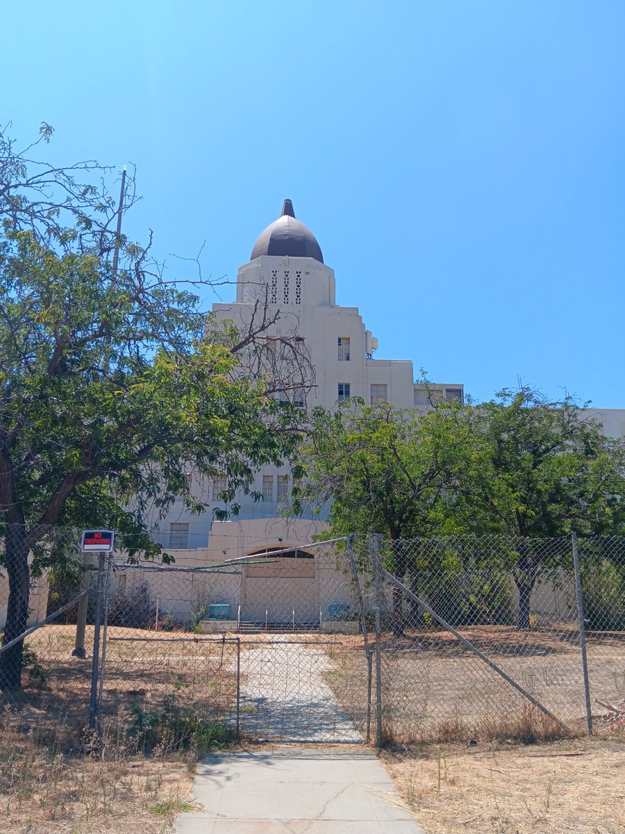 naditaAnne's tweet photo. This abandoned #hospital has more #intelligentlife in it than that fluck head. Someone arrest him already. Also, vote, vote, vote! Your life, and the last remaining pieces of our #country depends on it. Don't let him steal your #vote again. #voteblue #democracy #oldbuildings #rcc https://t.co/S9vfC1bvgc
