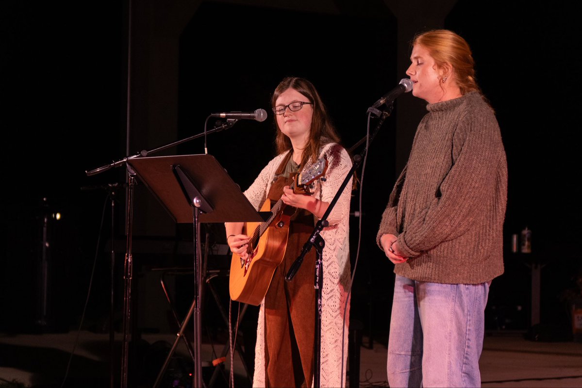 tayloru's tweet photo. Live music and a night with friends. 

Fall Fest was the perfect way to celebrate the fall season together!

#tayloruniversity #tayloru #tulifetothefull https://t.co/SfP1WVl8w0